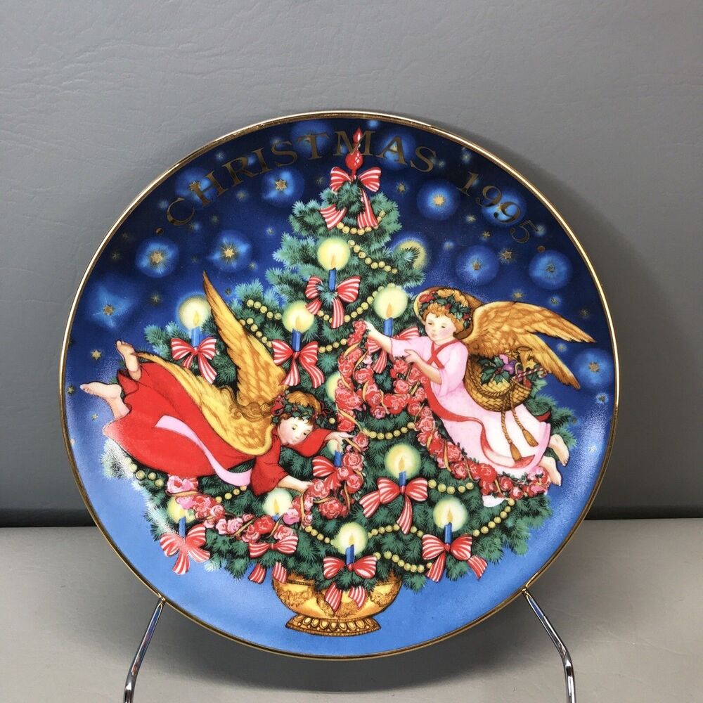 Avon 1995 Fine Collectible Trimming the Tree Christmas Plate 22K Gold Trim